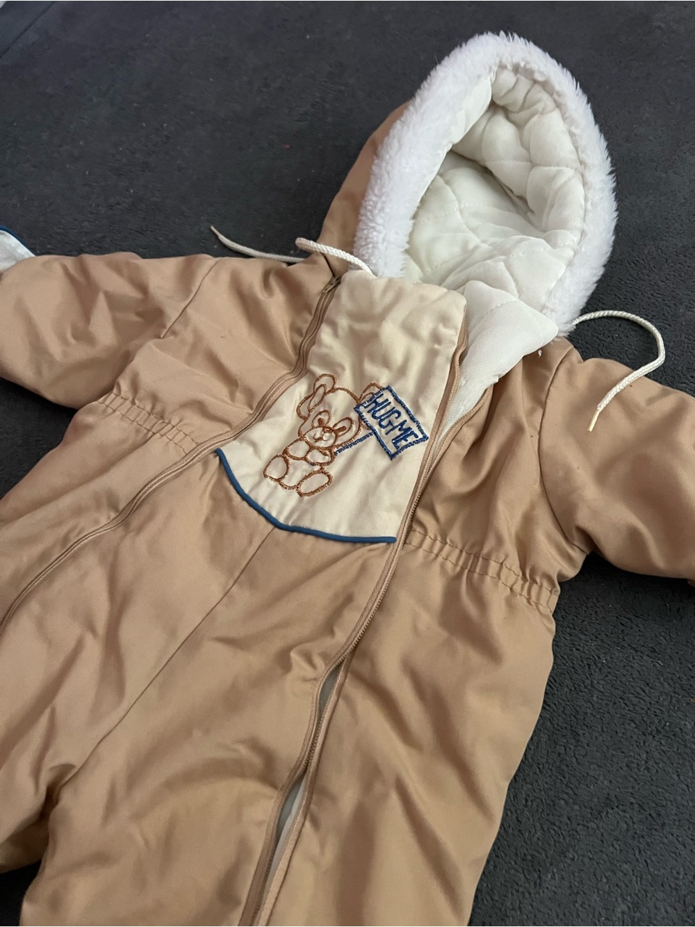 Vintage Tan Bear “Hug Me” infant Zip snowsuit Pram suit 12 M w/hand covers